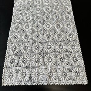 Vintage Crocheted Lace Daisy Flower Table Runner Dresser Scarf Cream 25”x 11”